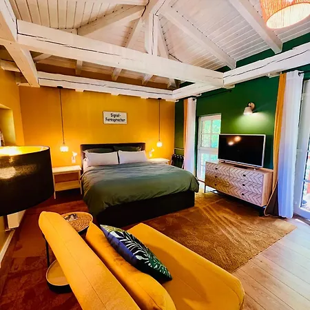 Am Historischen Bahnhof In Check In Mit Schluesselbox